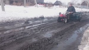 На мотоблоке, в грязь, по весеннему бездорожью.