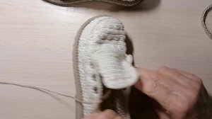 Вяжу детские мокасины и смотрю-слушаю концерты....