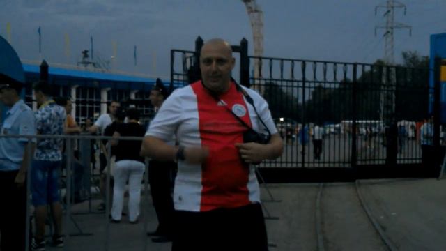 Болельщик "Аякса" приветствует дончан перед матчем с "Ростовом" смотреть онлайн