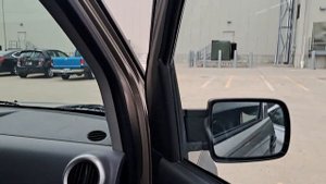 В Америке на стоянках окна авто не закрывают.
