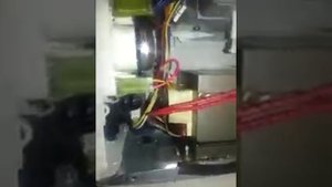 Заклинило дверцу микроволновой печи.