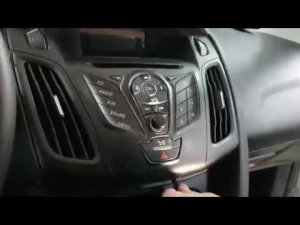 Снимаем накладку с кнопками управления магнитолой Focus 3