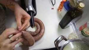 Домашние колбаски из дикого кабана с помощью мясорубки