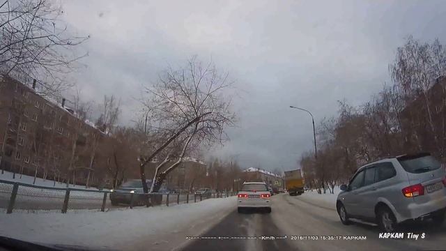 Одинокая фура "плутает" по братским бордюрам... смотреть онлайн