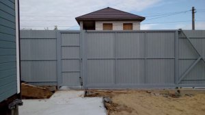 Сделал здесь 68 метров забора 2 калитки и откатные ворота .