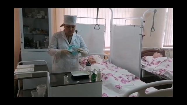 Подача кислорода пациенту через носовые канюли