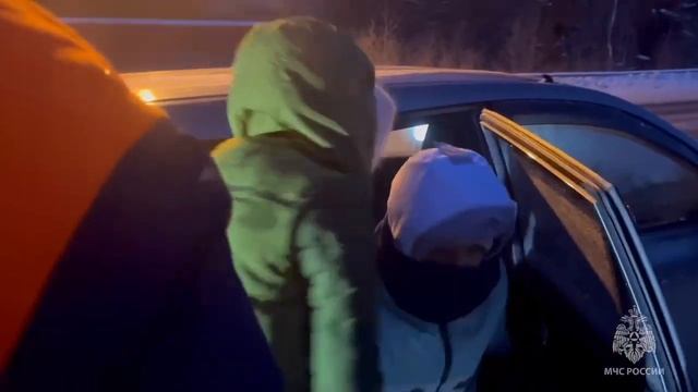На Сахалине сотрудники МЧС спасли женщину с ребёнком, которые замерзали в сломанной машине смотреть онлайн