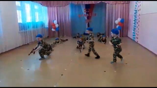 Танец "Пацаны в  строю стоят".Старшая группа.