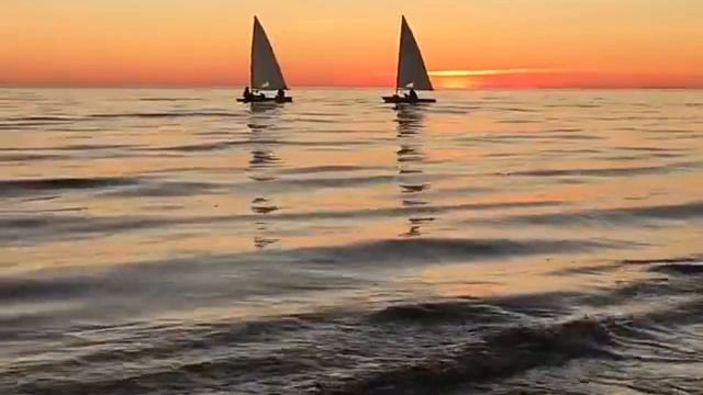 Стоишь на берегу и чувствуешь солёный запах ветра, что веет с моря. И веришь, что свободен смотреть онлайн