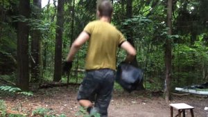 Собираю мусор в лесу вместе с друзьями