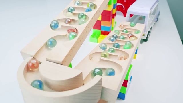 Шарики катаются по лабиринту_видео для детей_2023_51 смотреть онлайн