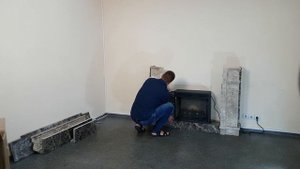 Сборка электрокамина из мрамора в офисе.