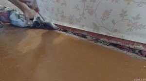 Заделываю щели в полу деревенского дома. Утепляю дом бюджетный вариант. Жизнь в деревне.