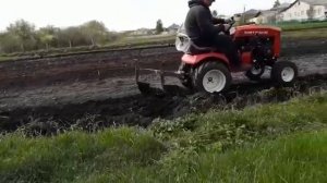 Вспашка земли самодельным 2х корпусным плугом с российским Митракс т10