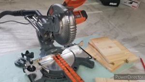 Торцовочная пила Black & Decker Bes 700.