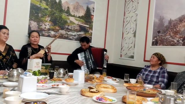 Кубанычбек Осмонов Энекебай. атк: Алашова Кулуйпа, кошт: Кубаныч Эсеналиев. смотреть онлайн