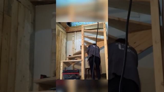 Монтаж лестницы на второй этаж с поворотом на 180 градусов.