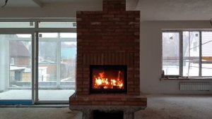 Каминная топка в кирпичной облицовке - зажигаем! - видео №7