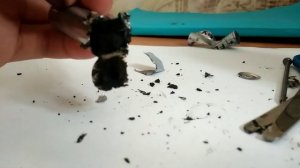 Как разобрать батарейку и что в ней находится.