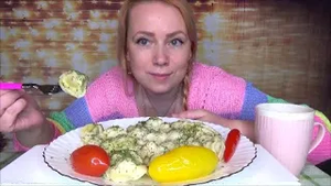 Мукбанг пельмени. Русский мукбанг. Еда на камеру.