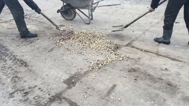 Погрузка щебня в ручную