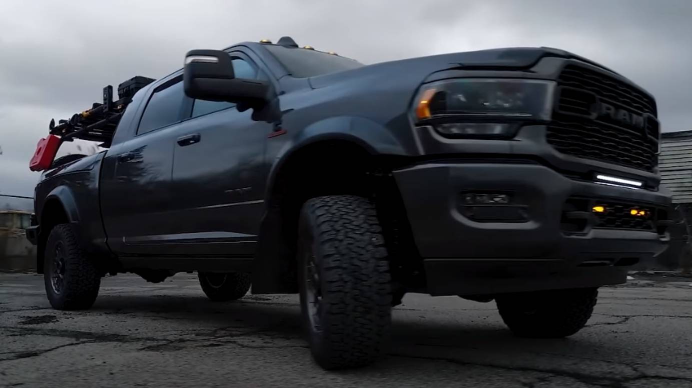 ОГРОМНЫЙ пикап с МЕГА-КАБИНОЙ_ тюнинг Ram 2500 Limited Mega Cab, контурная стойка, лифт + тест-драйв смотреть онлайн