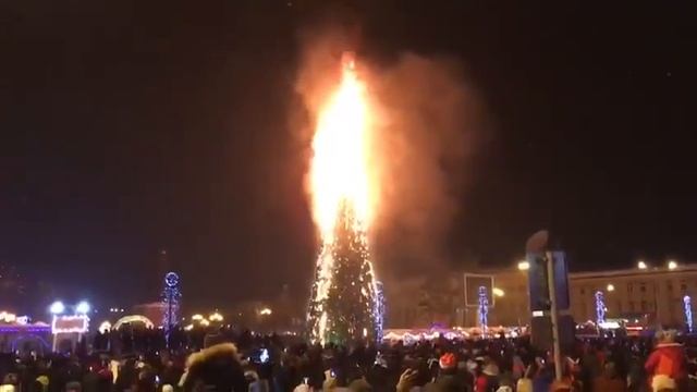 В Южно-Сахалинске сгорела елка смотреть онлайн