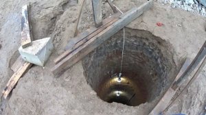 ГЛУБОКАЯ ЯМА ВЫКОПАННАЯ ВРУЧНУЮ