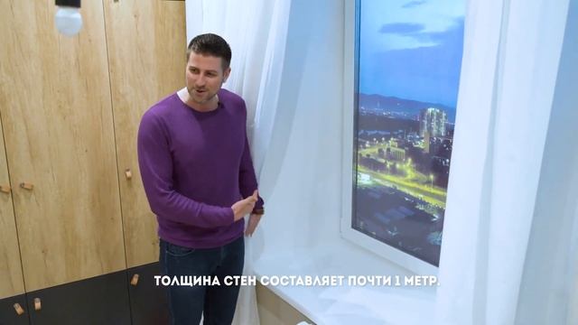 Семья осматривает 3-комн квартиру 78,6 кв.м. в SCANDIS.  Квартирное ориентирование в Арбан шоу-руме