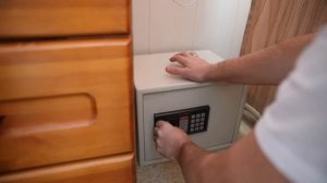 Как открыть сейф без ключа не зная кода ? Как вас грабят в отелях.
