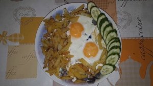 Яичница "Глазунья" с жареной картошкой и лучком. Очень вкусный завтрак