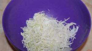 Салат из пекинской капусты с соленым огурцом и помидором