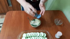 Кабачки с сыром сулугуни, сметаной и зеленью в духовке.  Вкусные печеные кабачки с чесноком. Рецепт