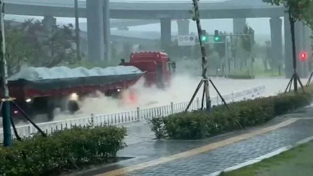 China roads and tunnels flooding due heavy rain in Luoyang, Henan смотреть онлайн