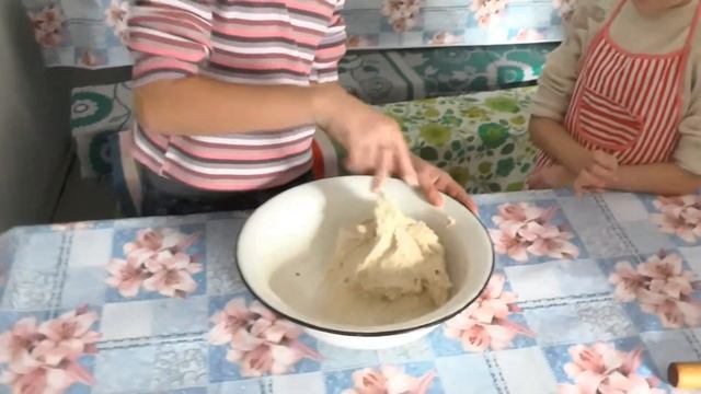 Жизнь детской воскресной школы храма.  Лепка вареников  2017 смотреть онлайн