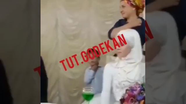 В Дагестане шокированы видео с разорванным на свадьбе платком невесты