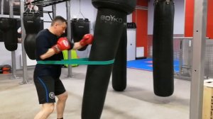 Отработка ударов на мешке со средней и ближней дистанции