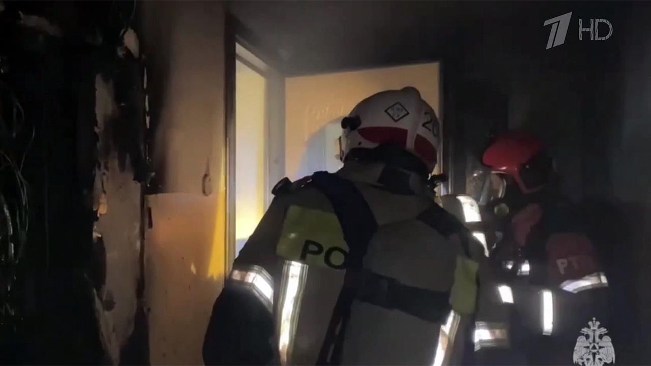 В Уфе пожилую пару спасли из застрявшего лифта многоэтажки, в которой начался пожар