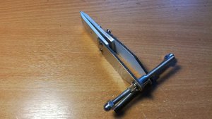 Костыль. Приспособление для заточки ножа на камне.