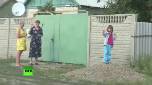 Жители Луганска встретили конвой с гуманитарной помощью из России