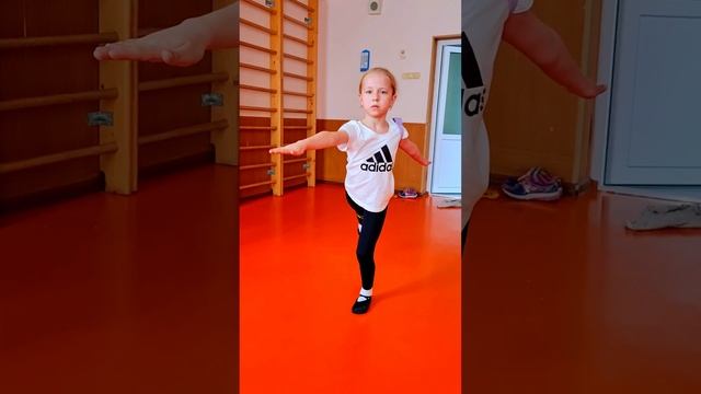 Хореография для фигурного катания. Тренируем выезды. Возраст 8 лет. смотреть онлайн