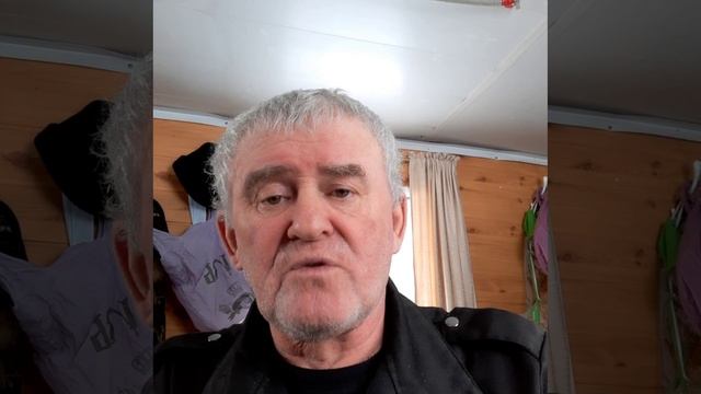 В богатстве...