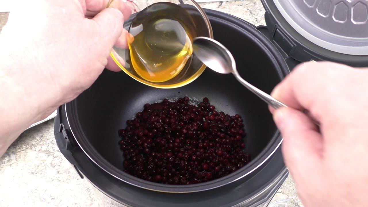 Морс из брусники приготовленный в мультиварке.