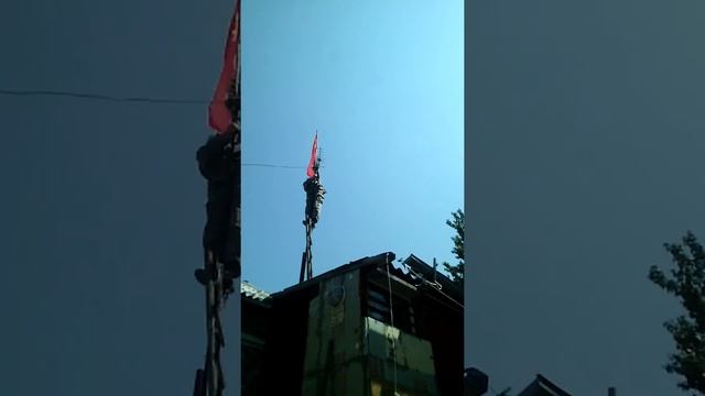 Укрепляю флаг СССР.