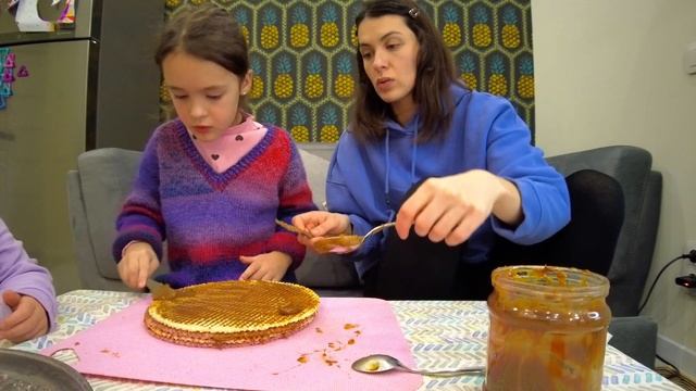 Готовим вафельный тортик со сгущенкой смотреть онлайн