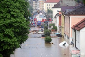 Германия уходит под воду - Сильное наводнение смывают автомобили в Мосбахе