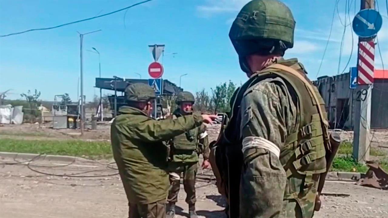 Утром Россия открыла гуманитарный коридор для выхода мирных жителей из "Азовстали"