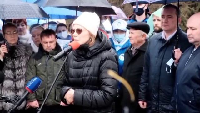 На высадку миндального сада в память о Василии Лановом приехала вдова, актриса Ирина Купченко