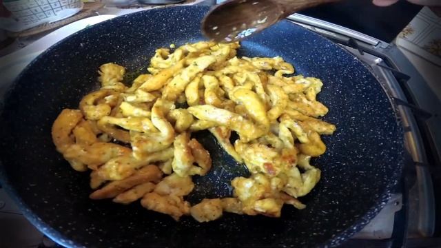 Куриное филе, тушенное с грибами в сметанно-горчичном соусе. смотреть онлайн