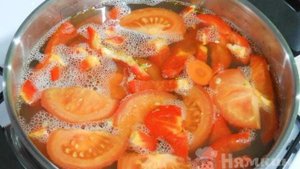 Суп из трески с брокколи и помидорами